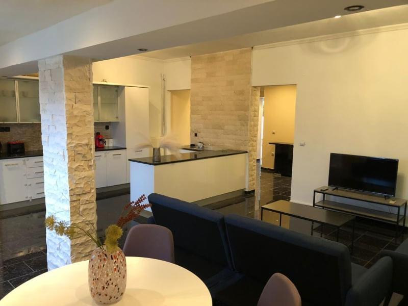 Luxury Apartments Christos Guviá Kültér fotó